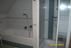 Bad mit Wanne und Dusche