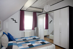 Ferienwohnung Peklar Doppelbett und Schrank