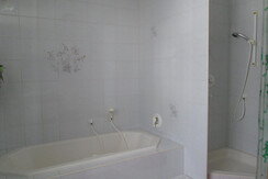 Badewanne und Dusche