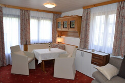 Wohnzimmer mit Esstisch