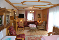 Wohnzimmer mit Sat-TV