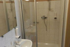 Familienzimmer mit Dusche und WC