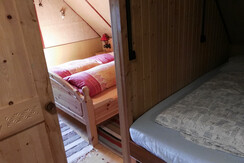 Mit Schiebetür getrennte Schlafräume