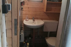 Bad mit Dusche und WC