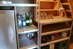 Vorratsraum mit Kühlschrank