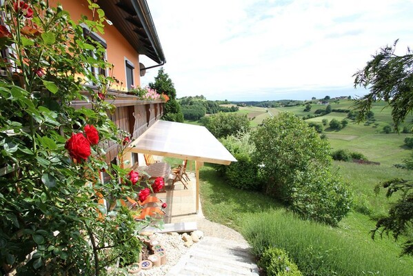 Terrasse mit herrlichem Ausblick und Ruhe | © Silvia Pail