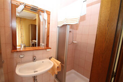 Dusche/WC Doppelbettzimmer "Orange"