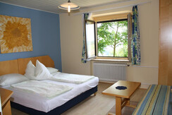 geräumiges Dreibettzimmer