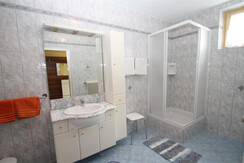 geräumiges Bad beim Dreibettzimmer