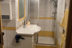 Gästehaus Kübler_App. 2 Schlafzimmer_Bad