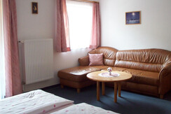 Gästehaus Passrucker_Fewo A_SZ 1 mit Couch