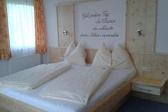 Dreibettzimmer mit Balkon