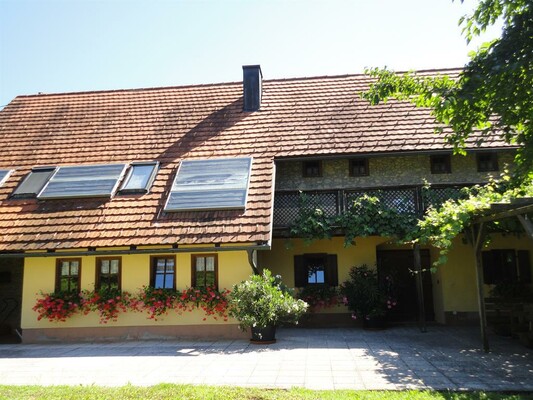 Haupthaus mit großer Terrasse und Balkon | © Gästehaus Sladek