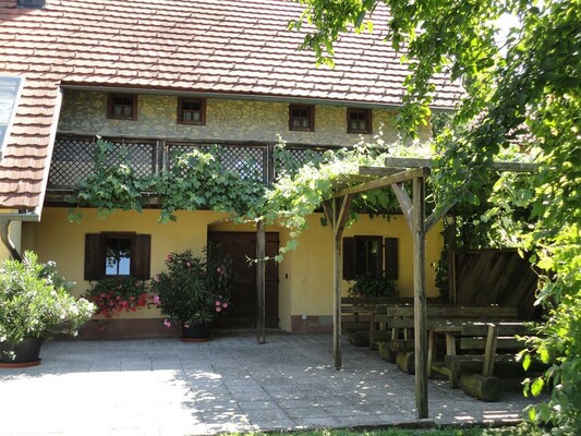 Haupthaus mit Weinlaube und Balkon | © Gästehaus Sladek