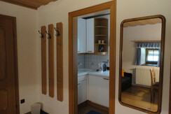 Garderobe mit Spiegel im Appartement links