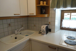 Küche mit Espressomaschine im Appartement links
