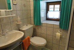 Bad mit WC und Waschplatz im Appartement links