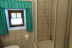 Bad mit Dusche und WC im Appartement links