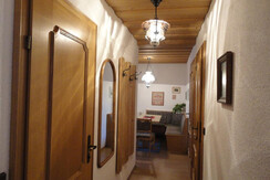 Vorraum mit Garderobe im rechten Appartement