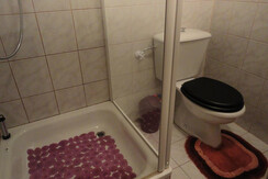 Bad mit Dusche und WC im rechten Appartement
