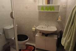 Bad mit Waschplatz und WC im rechten Appartement