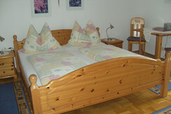 Bett im Doppelzimmer Nr. 2