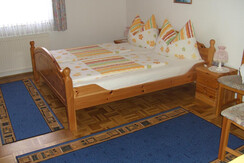 Doppelbett im Dreibettzimmer Nr. 1