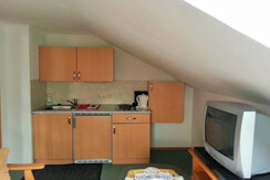 Gästehaus Syen, Grundlsee, Küche mit TV