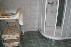 Bad mit Dusche und Wickeltisch