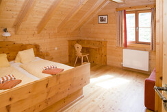 Schlafzimmer mit rustikalen Zirbenmöbeln