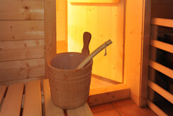 Saunabereich mit Dusche und Infrarotkabine