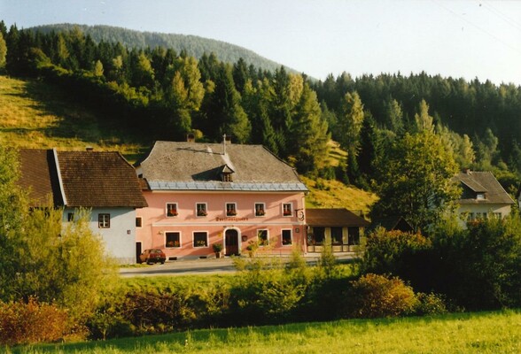 Hausansicht mit Wiese | © Johann Ressler