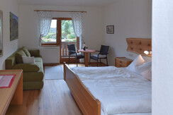 Doppelzimmer mit Balkon und Zustellbett