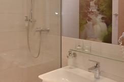 Badezimmer mit Dusche