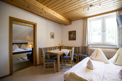 Wohn-, Schlafraum mit Küchenzeile