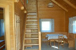 Wohnküche mit Stiege zum Schlafboden