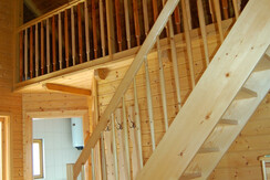 Stiegenaufgang und Schlafzimmer