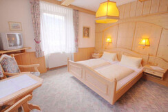 Geschmackvoll eingerichtete Zimmer