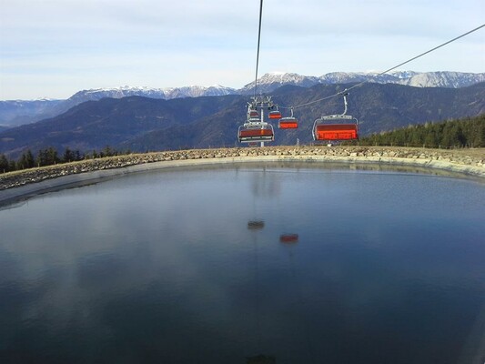 Skilift über dem See