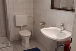 Badezimmer mit Dusche