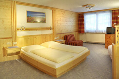 Schlafzimmer mit 3 Betten