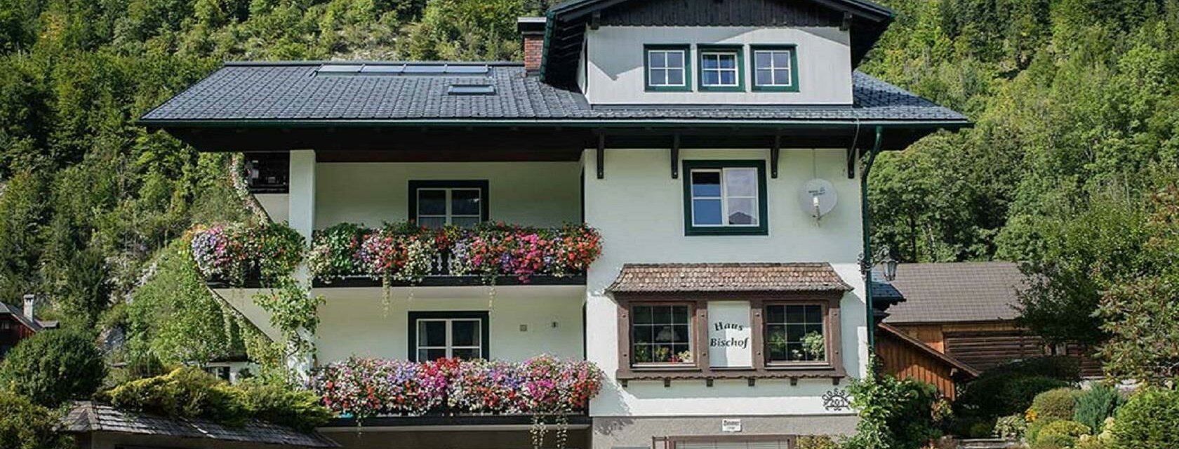 Haus Bischof, Grundlsee, Hausansicht mit Eingang