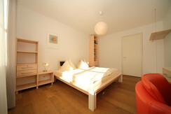 Schlafzimmer mit Doppelbett