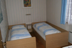 Schlafzimmer 2 2