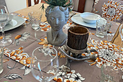 Gemeinsam an alten Jogltisch essen