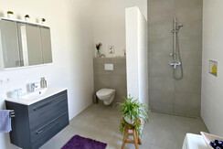 Geräumiges Badezimmer mit Waschmaschine