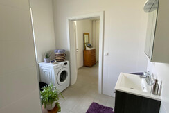 Ein helles Badezimmer