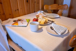 Zimmer Kohlröserl Tisch