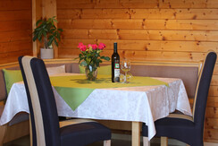 Gemütlicher Esstisch im Appartement Silberdistel