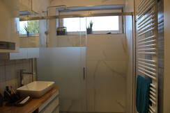 Spacious bathroom with Rainforest-Shower